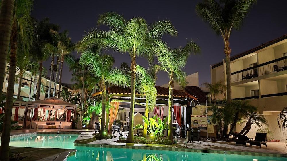 Atrium Hotel Orange County Irvine Exterior photo